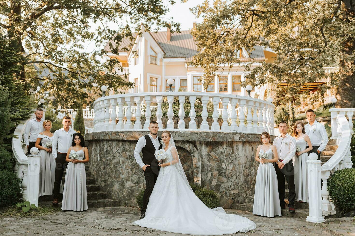 un hermosa Pareja a un Boda con amigos en un hermosa ubicación, escenificado foto