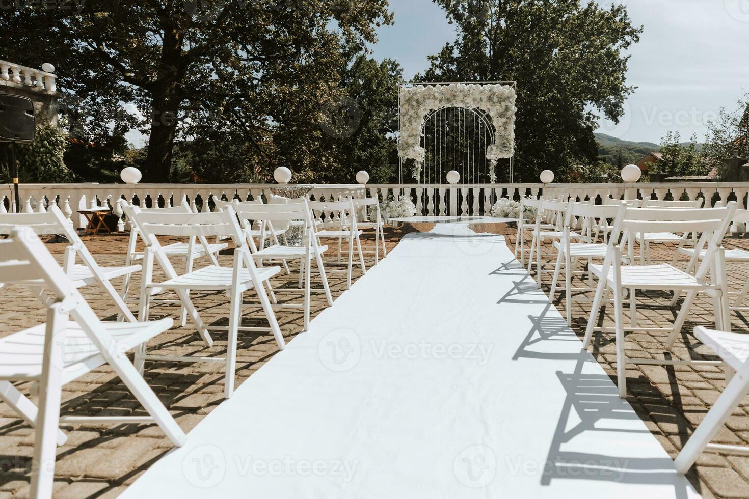 moderno ceremonia en europeo estilo. Boda arco con rosas en el antecedentes de el bosque. joyería hecho de Fresco flores, flores y cristales frente vista. foto