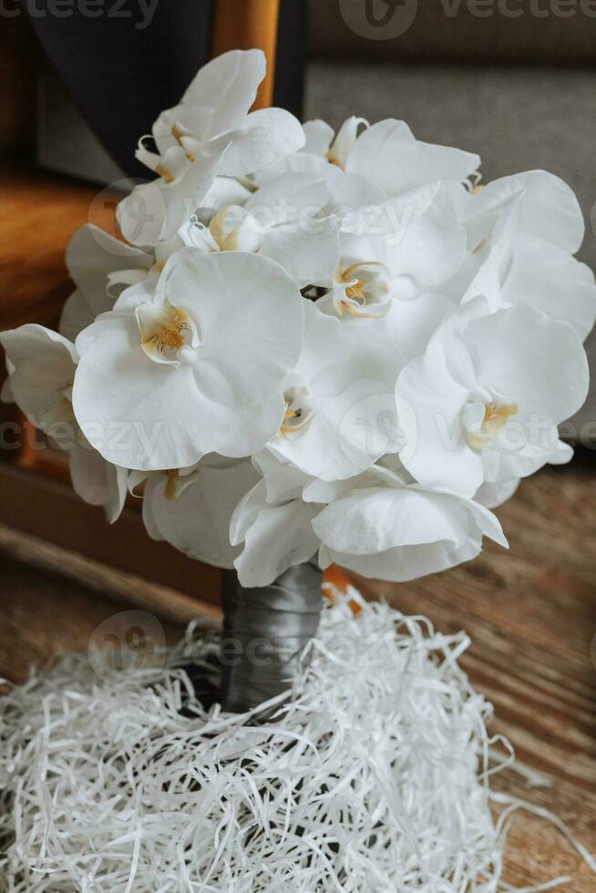 Boda ramo de flores de blanco orquídea. un ramo de flores de flores en el Boda día foto