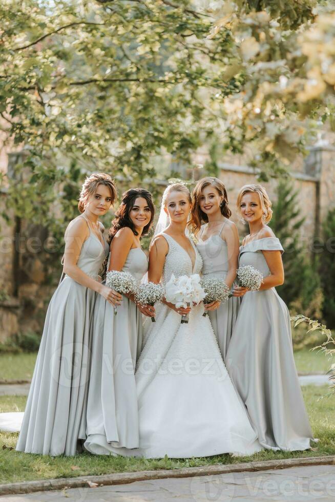 grupo de hermosa muchachas con novia en pareo vestidos sonriente, celebrando y teniendo divertido juntos. muchachas fiesta foto