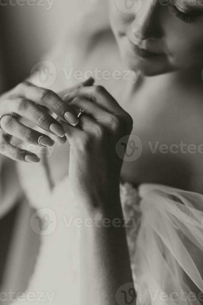 Gold wedding rings on the bride's hand, close-up photo