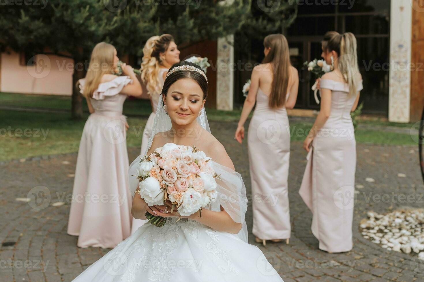 grupo retrato de el novia y damas de honor teniendo divertida. boda. un novia en un Boda vestir y su amigos en rosado vestidos en el Boda día. elegante Boda en polvo color. concepto de casamiento. foto