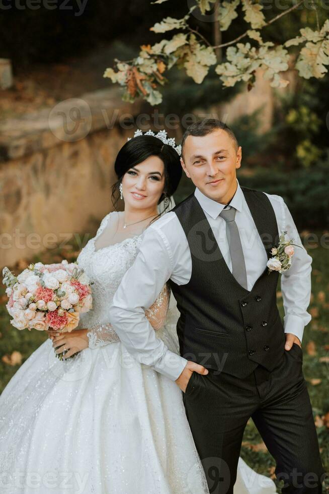 contento recién casado esposa y marido al aire libre y disfrutando su Boda día. sincero sentimientos de dos joven gente. el concepto de cierto amor. foto