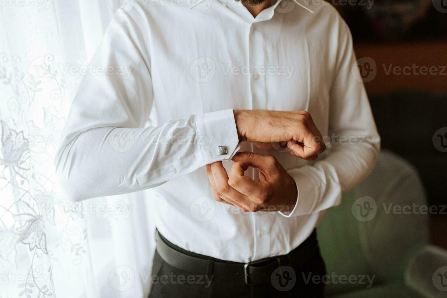 de cerca de un hombre y un abotonar camisa. ropa para entrevistas, trabajo y corporativo Moda para negocio. el manos de un masculino persona, el novio es preparando para el Boda foto