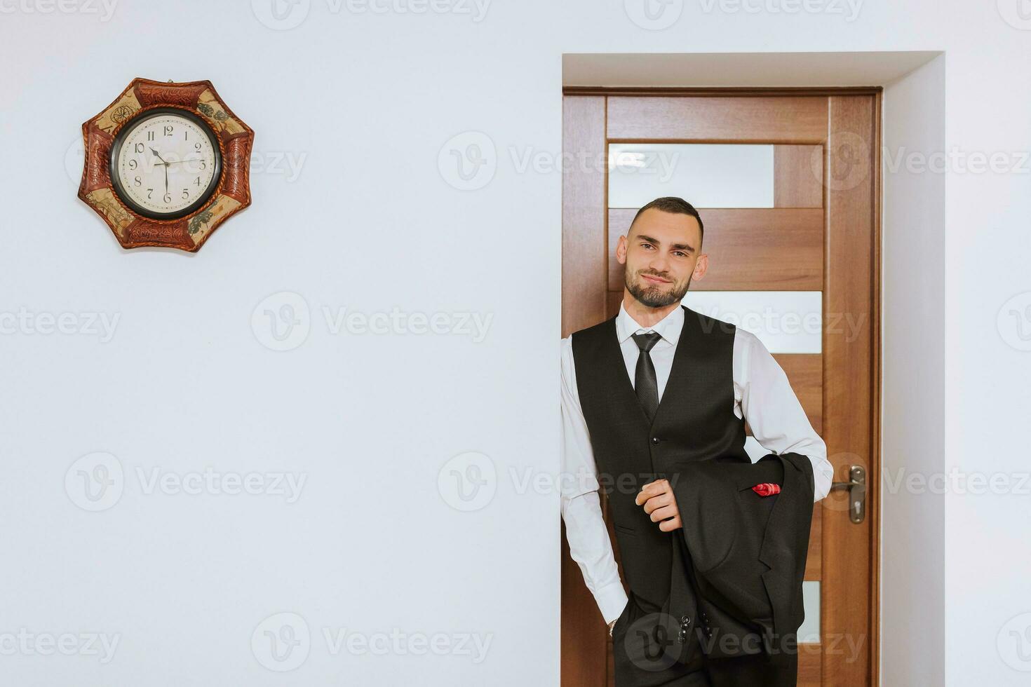 retrato de un hombre en un blanco camisa, chaleco y negro Corbata en un habitación con natural ligero. el novio es preparando para el boda. el hombre es vistiendo un blanco camisa. elegante novio foto