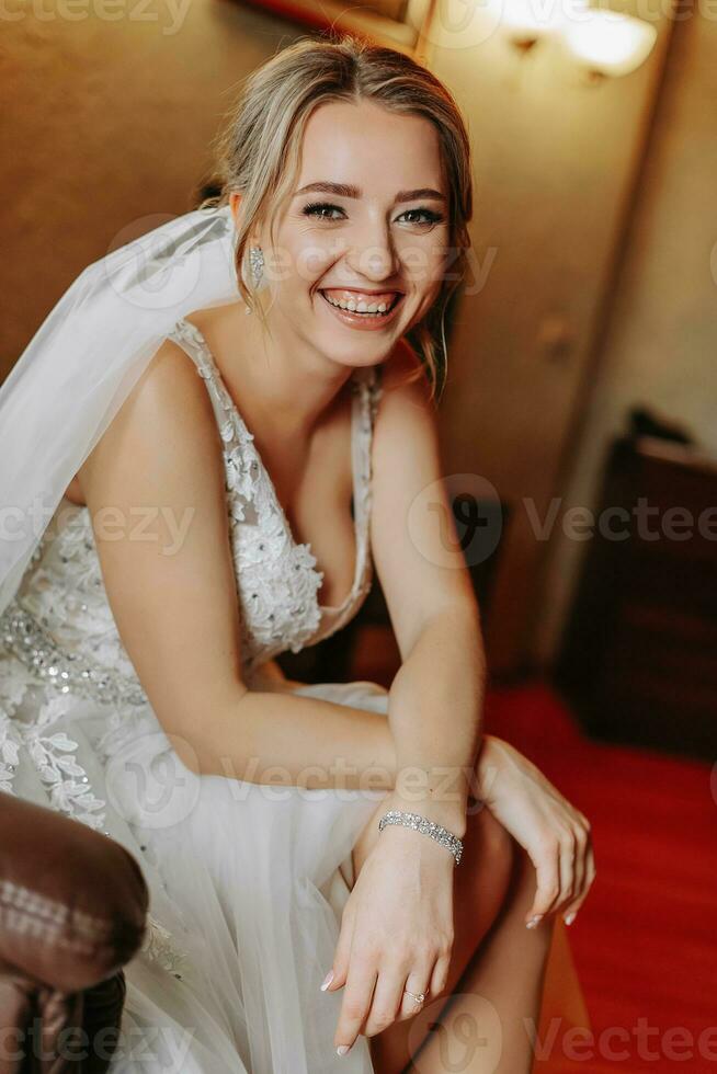 retrato de un sonriente y hermosa novia vistiendo un de moda Boda vestido. natural maquillaje y pelo foto