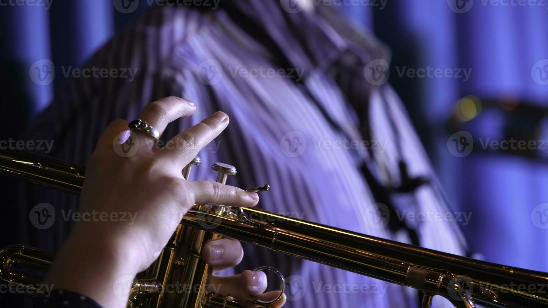trompeta jugador. trompetista manos jugando latón música instrumento cerca arriba foto