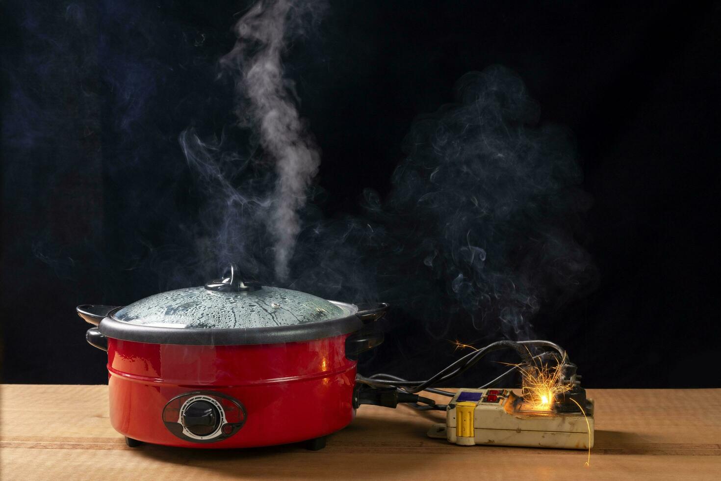 corto circuito, causando llamas y fumar. fuego el peligros de utilizando no estándar equipo sobrecargar foto