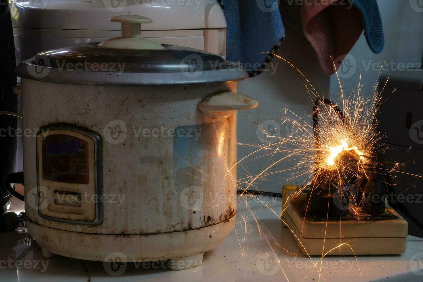 Electric short, plug, rice cooker Therefore causing sparks Dangerous concepts from the use of old electrical appliances And without quality Therefore is dangerous to life and property photo