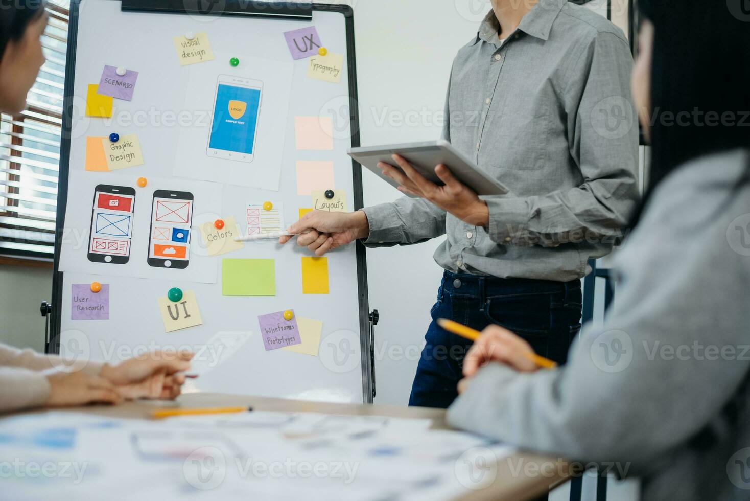 vista de cerca del equipo de desarrolladores de ui haciendo una lluvia de ideas sobre su proyecto con una computadora portátil, un teléfono inteligente y una tableta digital. foto