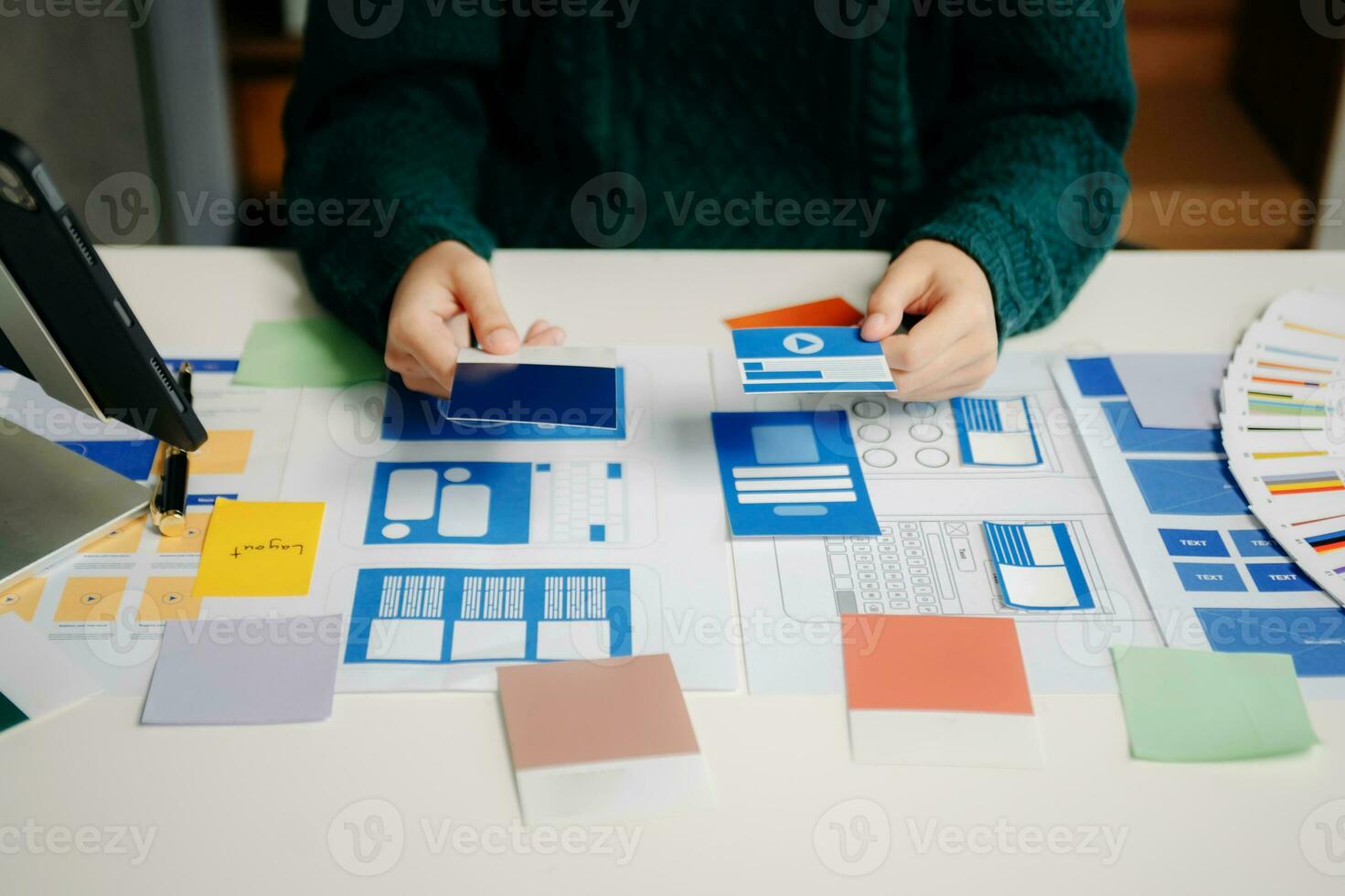 vista del equipo de desarrolladores de ui haciendo una lluvia de ideas sobre su proyecto con una computadora portátil, un teléfono inteligente y una tableta digital. agencia creativa de desarrollo digital. foto