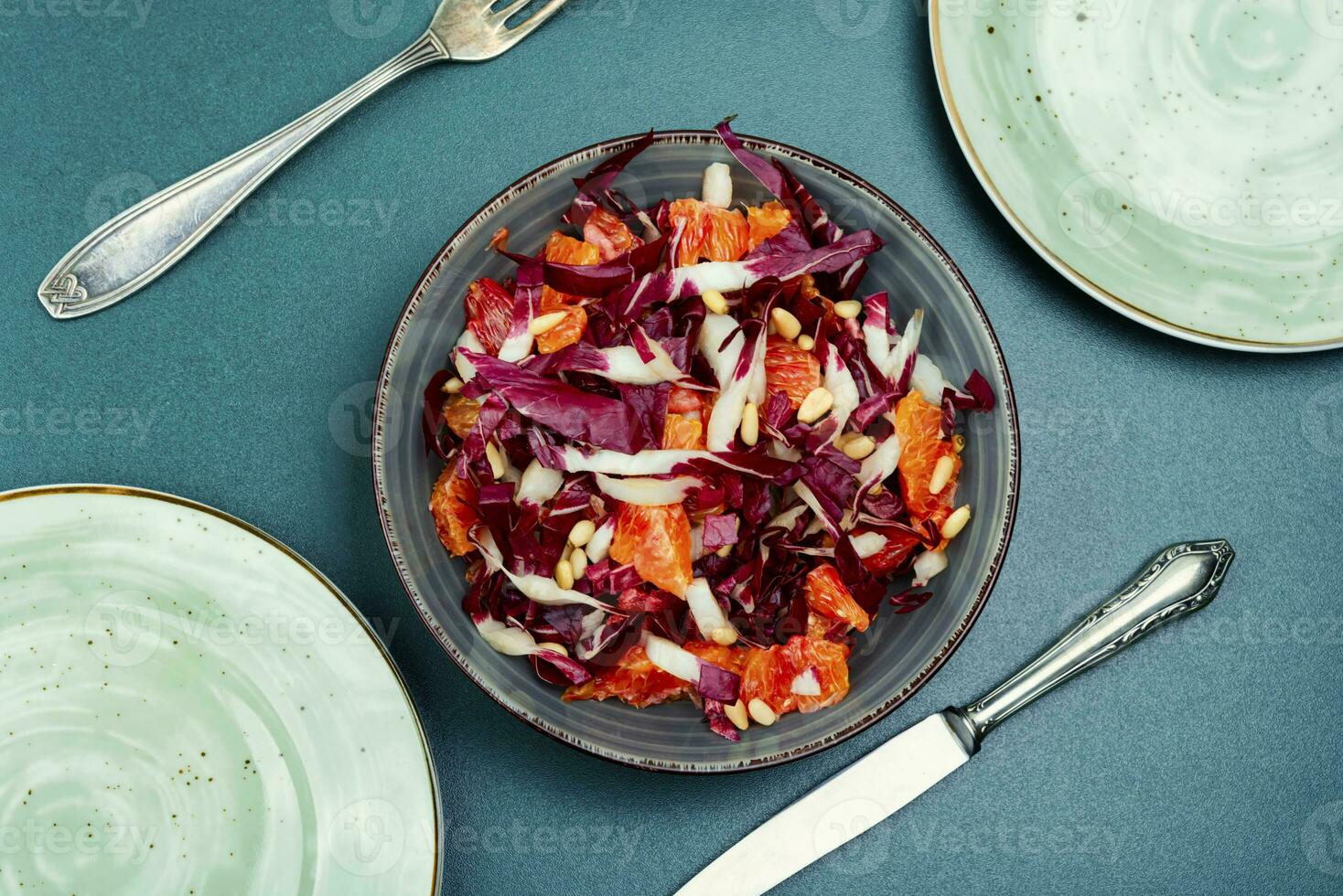 ensalada con naranja y rojo orgánico achicoria. foto