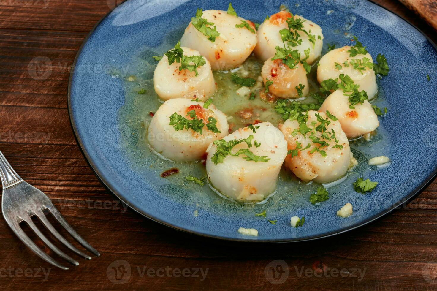 Scallops seared in garlic photo