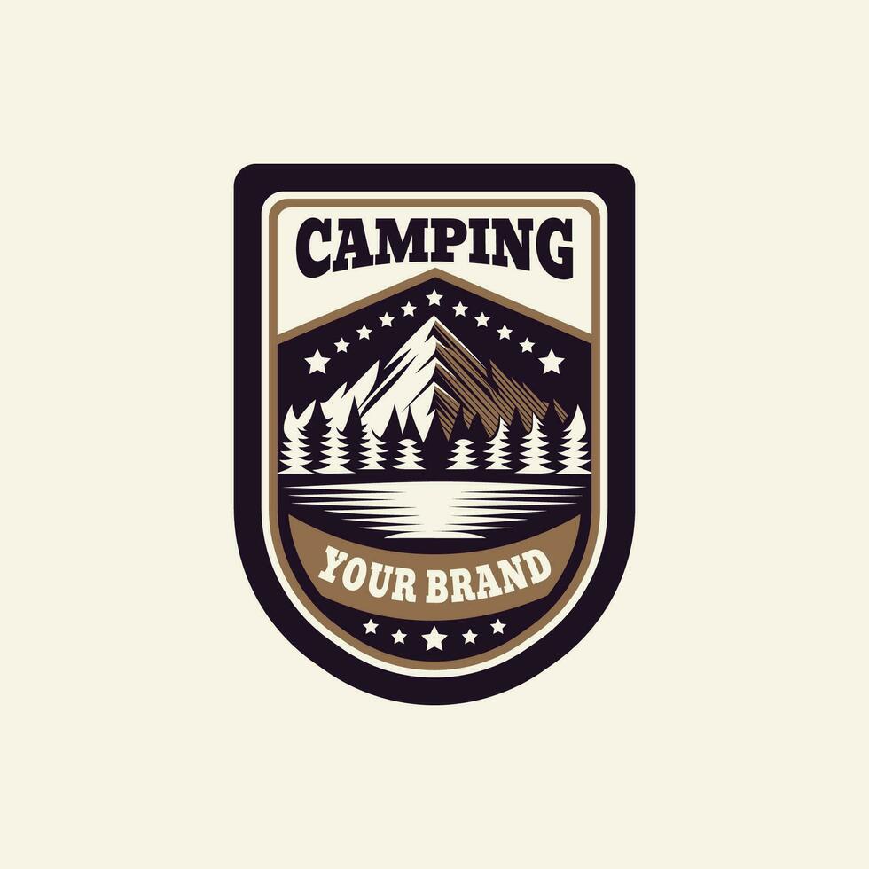 Clásico aventuras al aire libre insignia. cámping emblema logo con montaña y árbol ilustración vector