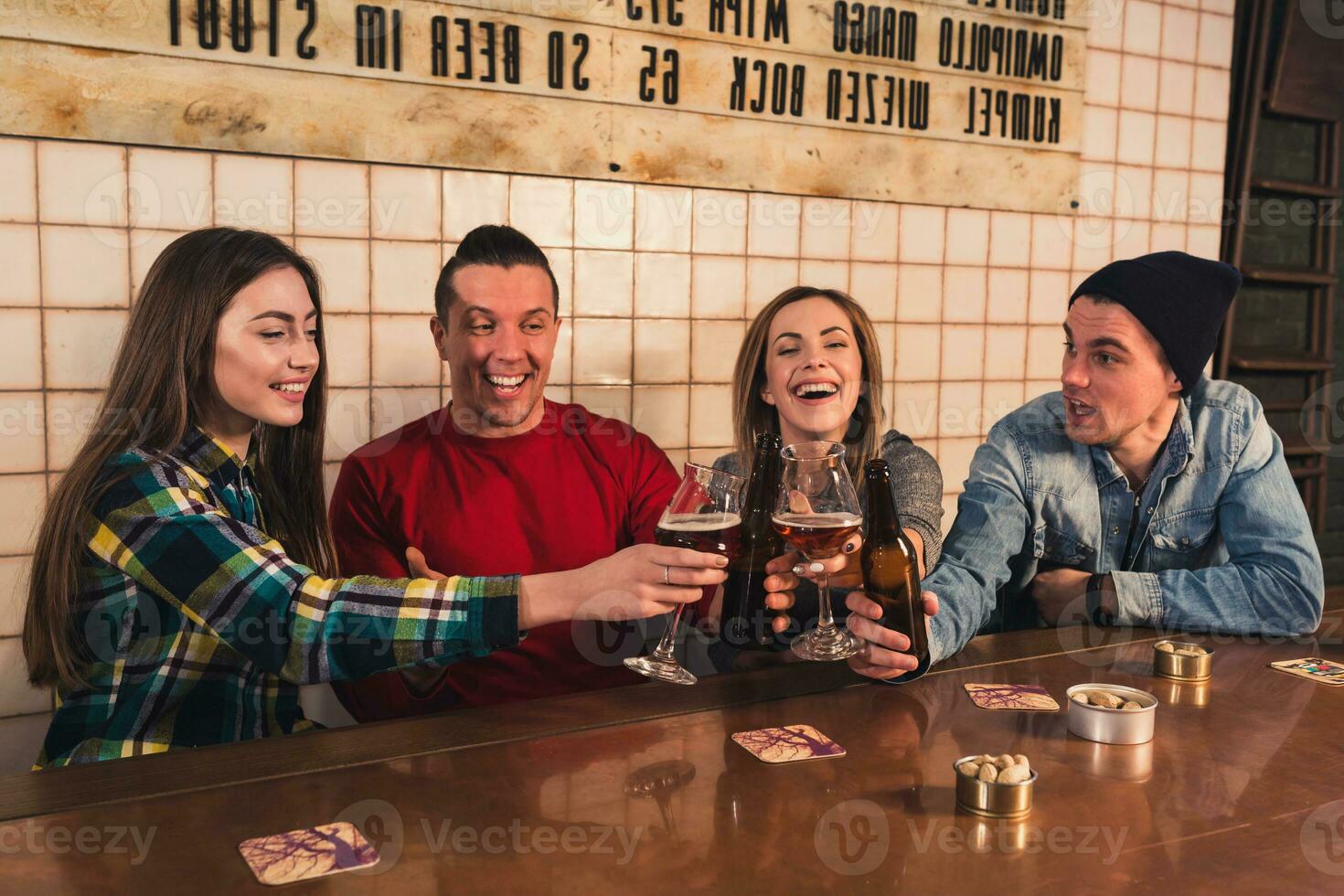 acecho televisión en pub. contento joven amigos son aplausos para equipo un foto