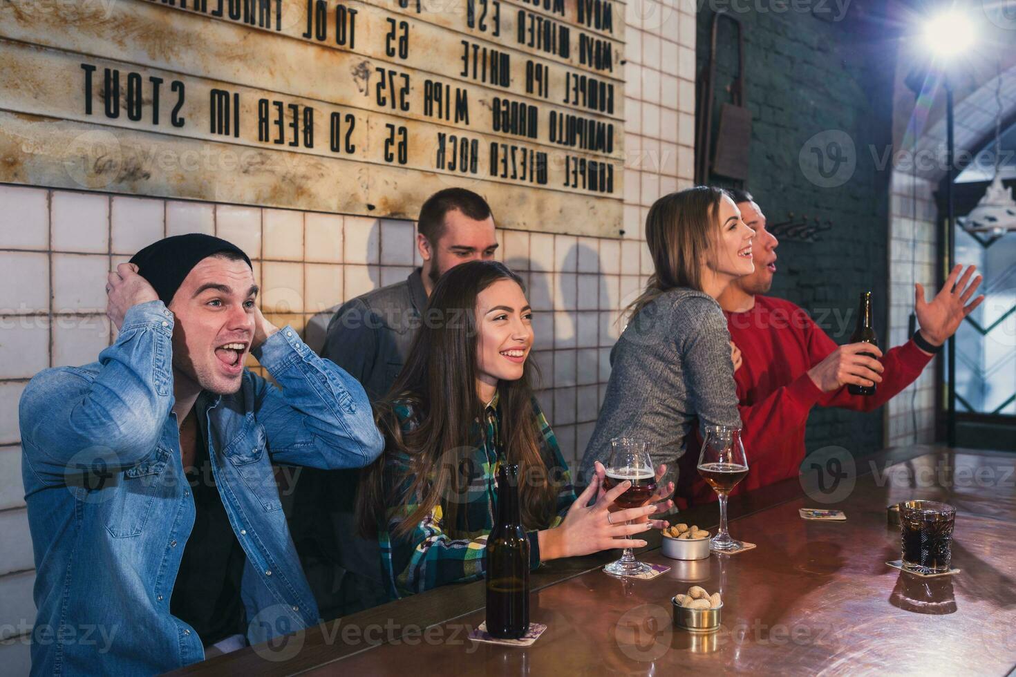 grupo de joven hermosa amigos acecho televisión y aplausos para th foto