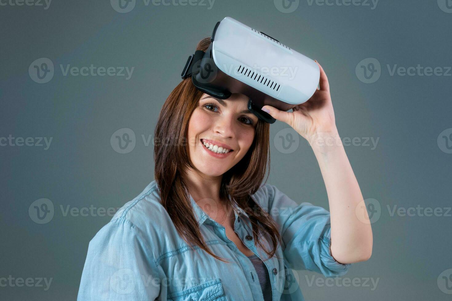 retrato de contento joven hermosa niña consiguiendo experiencia utilizando vr-auriculares lentes de virtual realidad foto