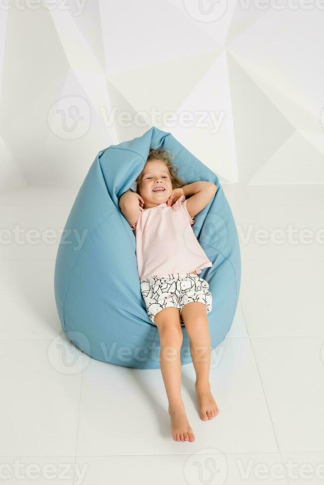 hermosa pequeño Moda modelo en blanco estudio antecedentes. retrato de linda niña posando en estudio foto