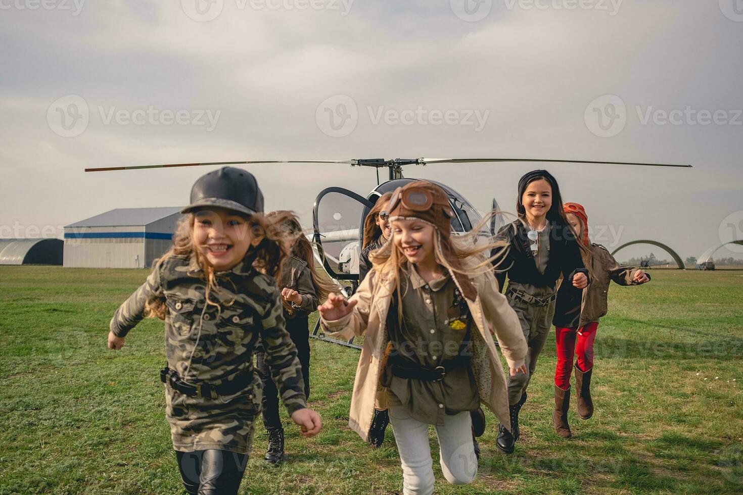 riendo preadolescente muchachas corriendo en volador campo foto