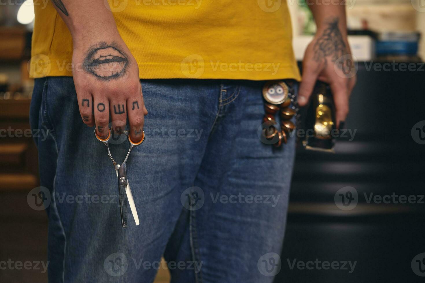 elegante Barbero hombre con peluquería herramientas en su manos preparar para trabajo foto