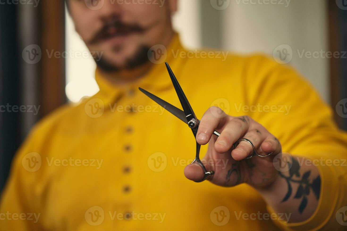 elegante Barbero hombre con peluquería herramientas en su manos preparar para trabajo foto
