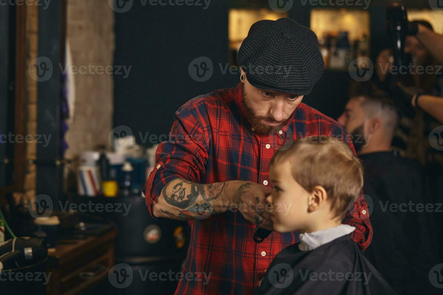 caucásico chico consiguiendo Corte de pelo en barbería interior foto