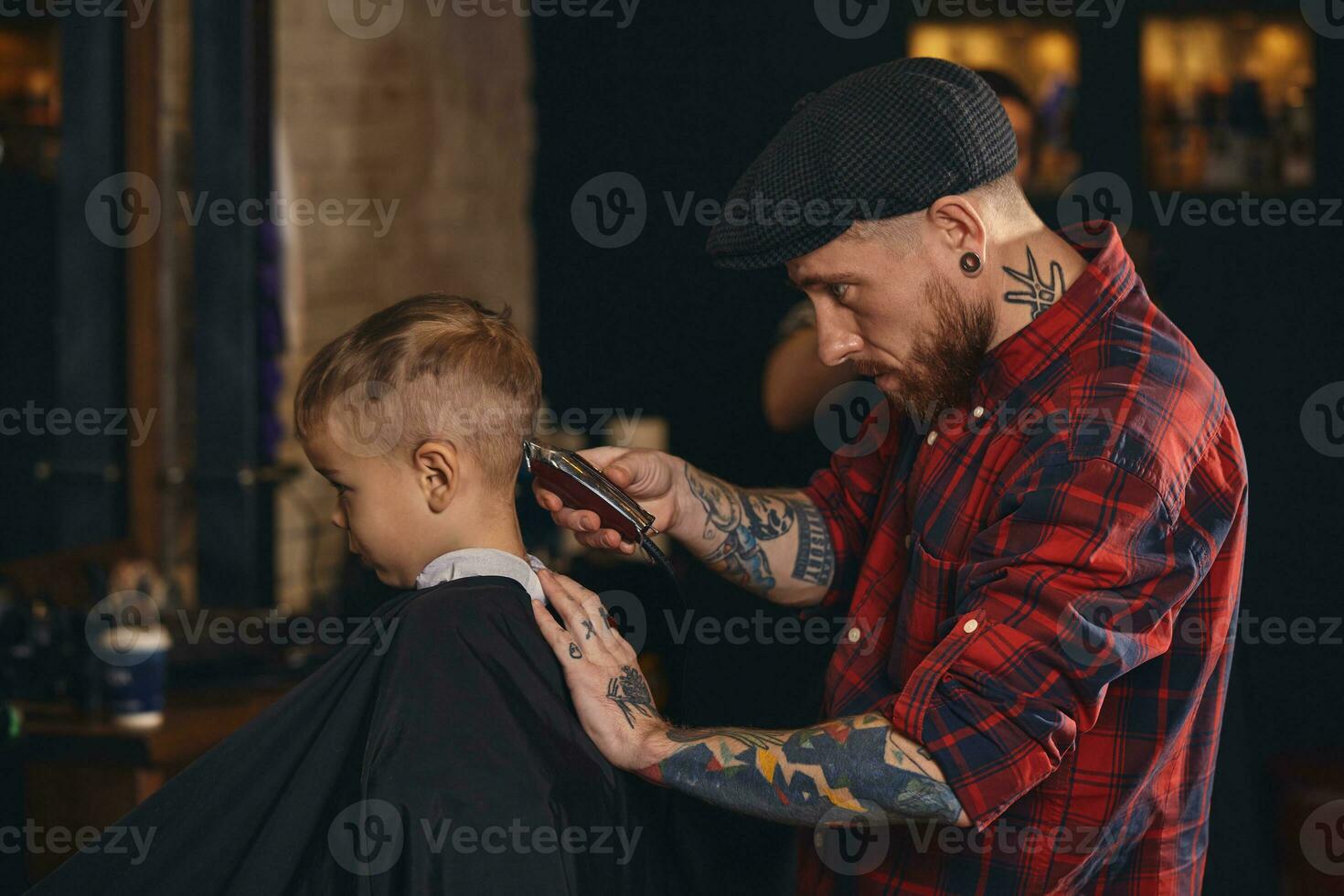 caucásico chico consiguiendo Corte de pelo en barbería interior foto