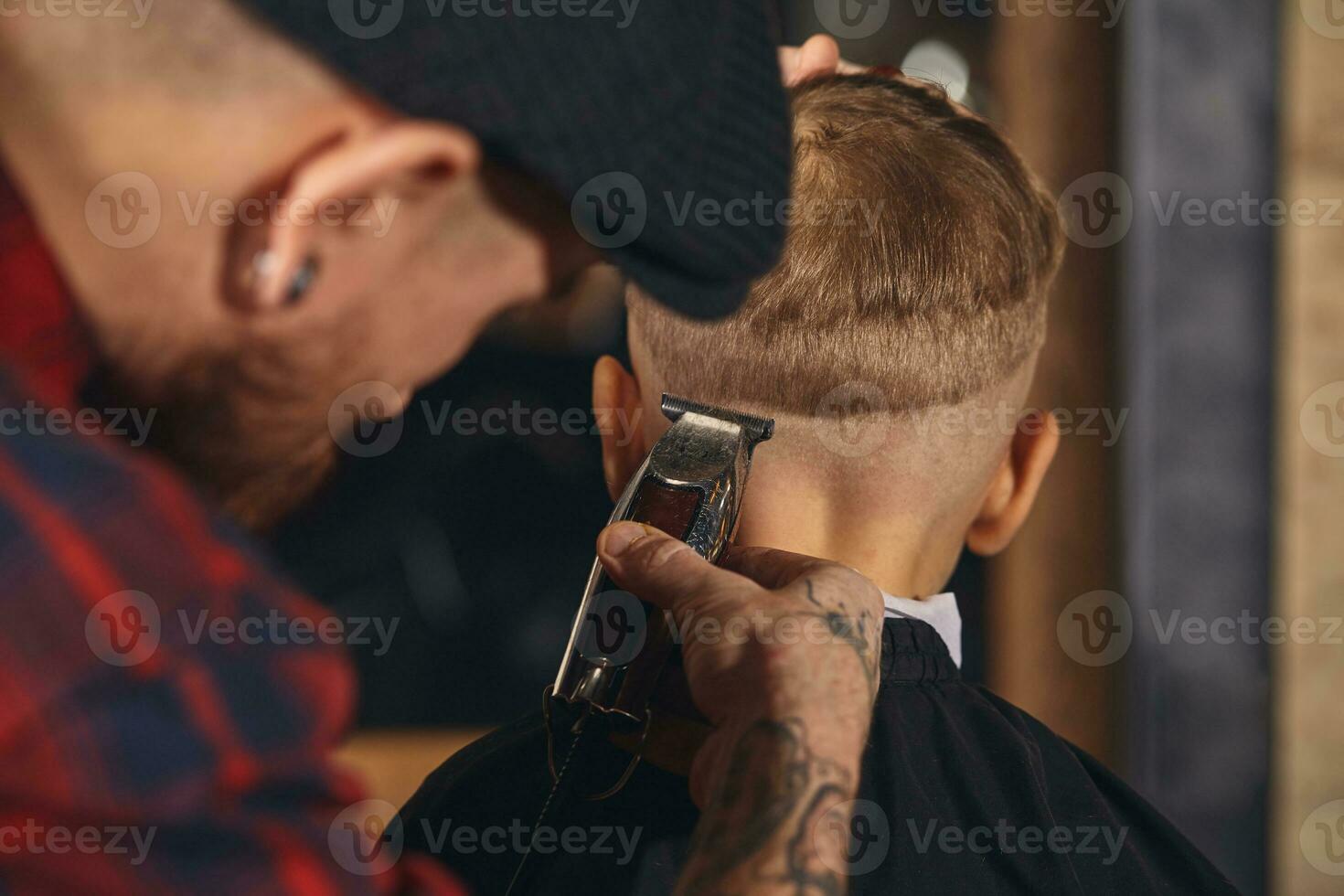 caucásico chico consiguiendo Corte de pelo en barbería interior foto