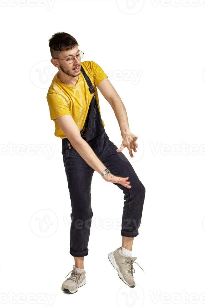 longitud total retrato de un gracioso chico bailando en estudio aislado en blanco antecedentes. foto