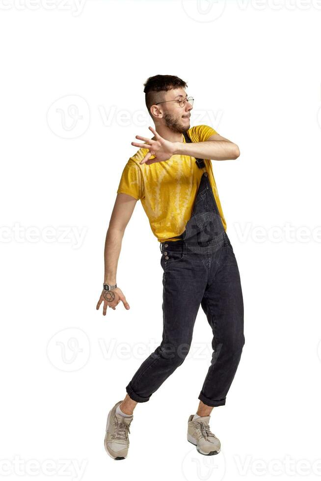 longitud total retrato de un gracioso chico bailando en estudio aislado en blanco antecedentes. foto