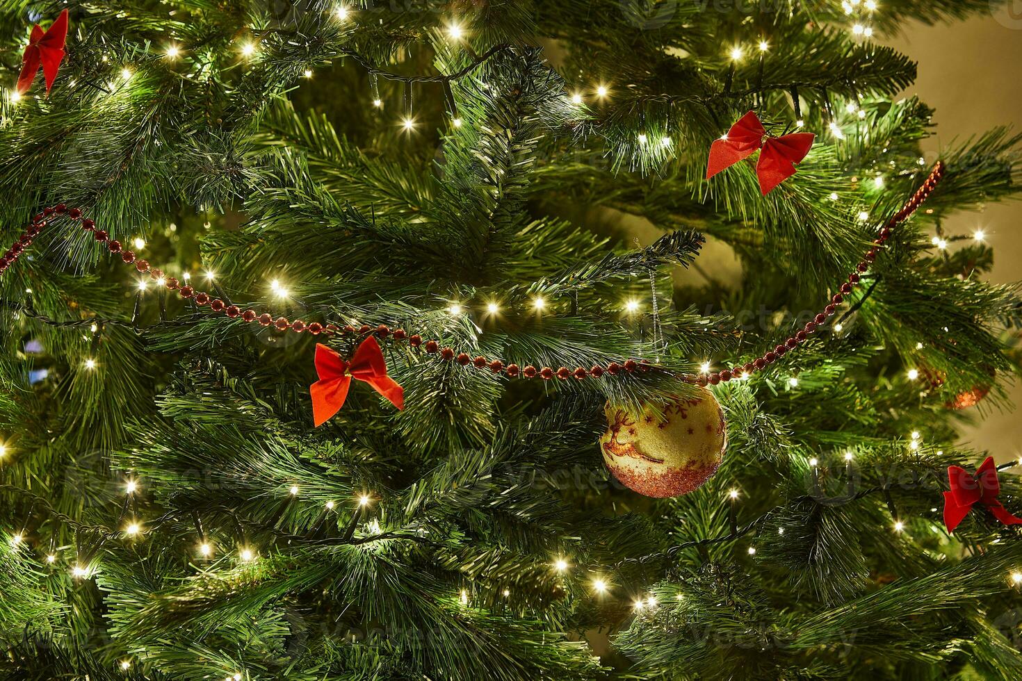 de cerca de Navidad árbol con adornos y guirnalda con luces foto