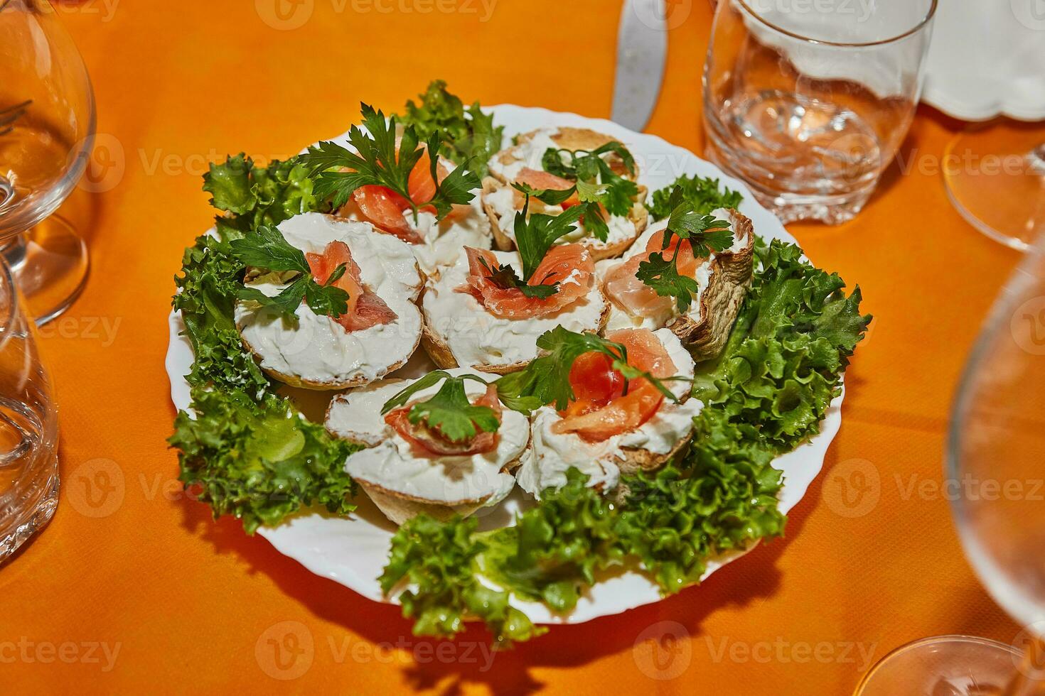 festivo nuevo años mesa ajuste con queso cestas, Fresco salmón, y verduras foto
