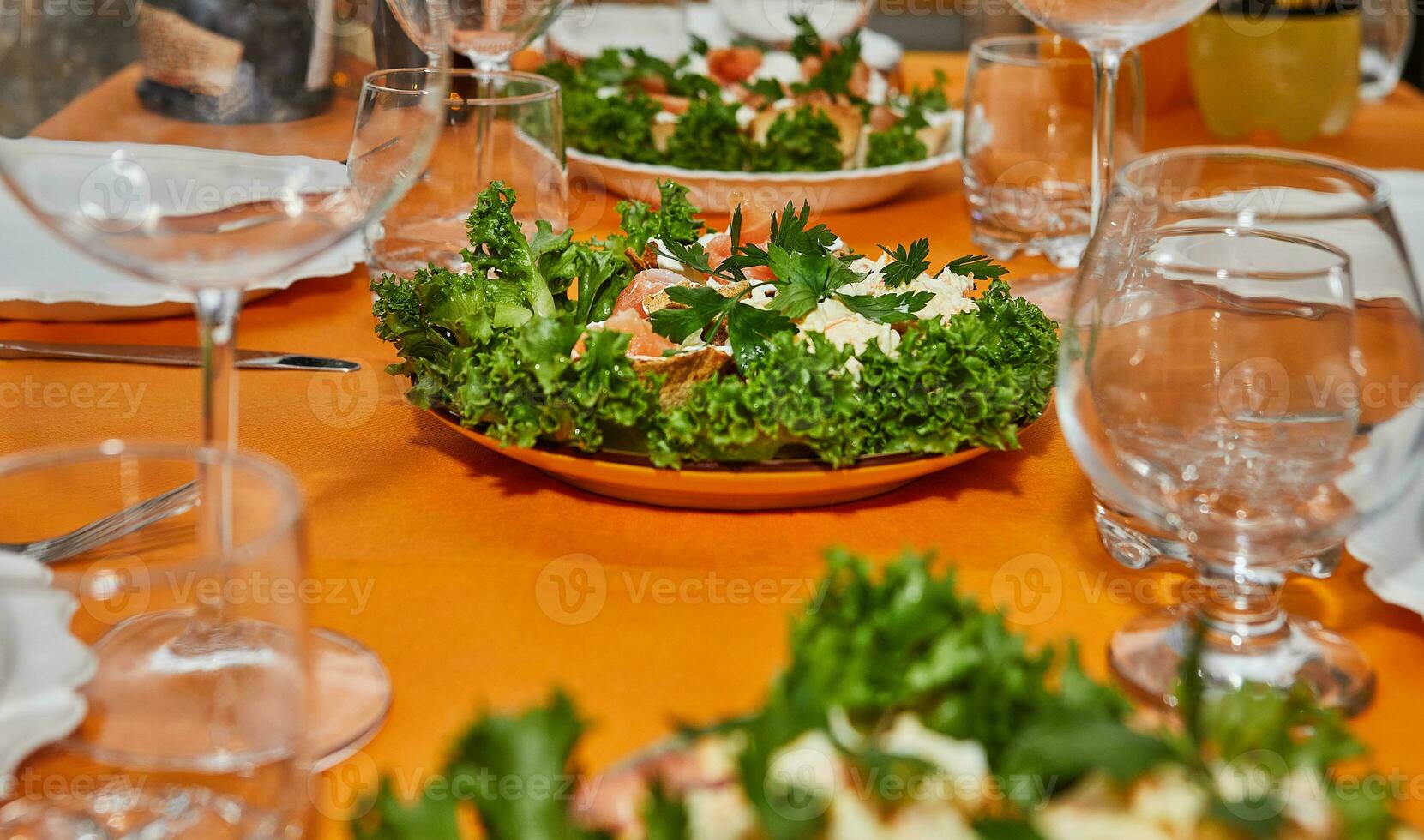 elegante mesa ajuste con anteojos, platos, y manjares para nuevo años celebracion foto