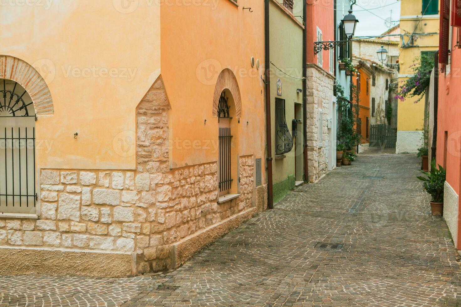 sirolo es un pintoresco pueblo situado a lo largo el adriático costa en el marche región de Italia. conocido para sus maravilloso playas, claro azul aguas, y encantador histórico centro. foto