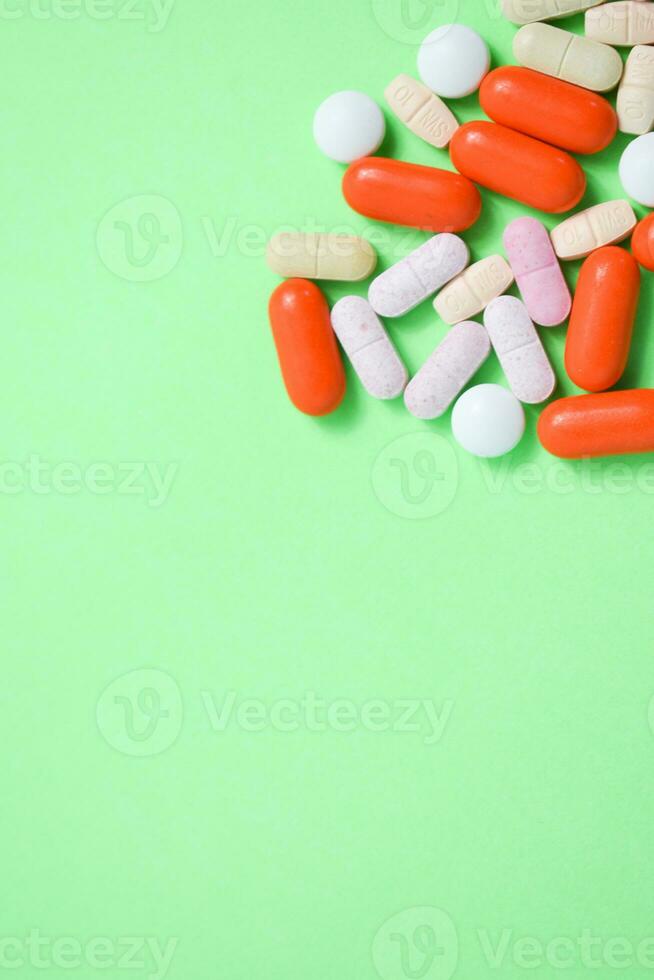vistoso médico pastillas en verde antecedentes con Copiar espacio, suplemento, vitamina, vistoso foto