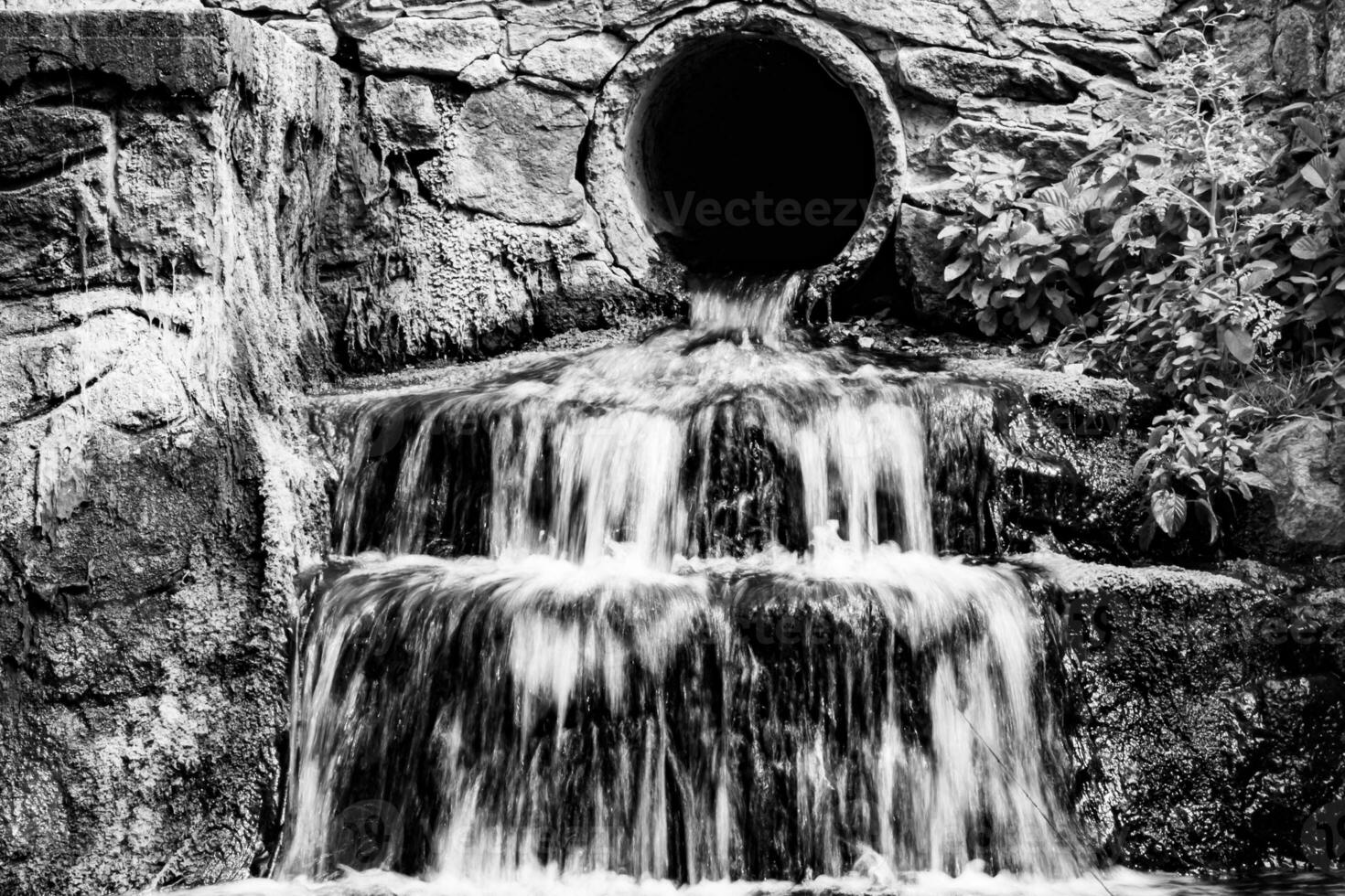 fotografía sobre el tema hermosa caída de agua de la cascada del jardín foto