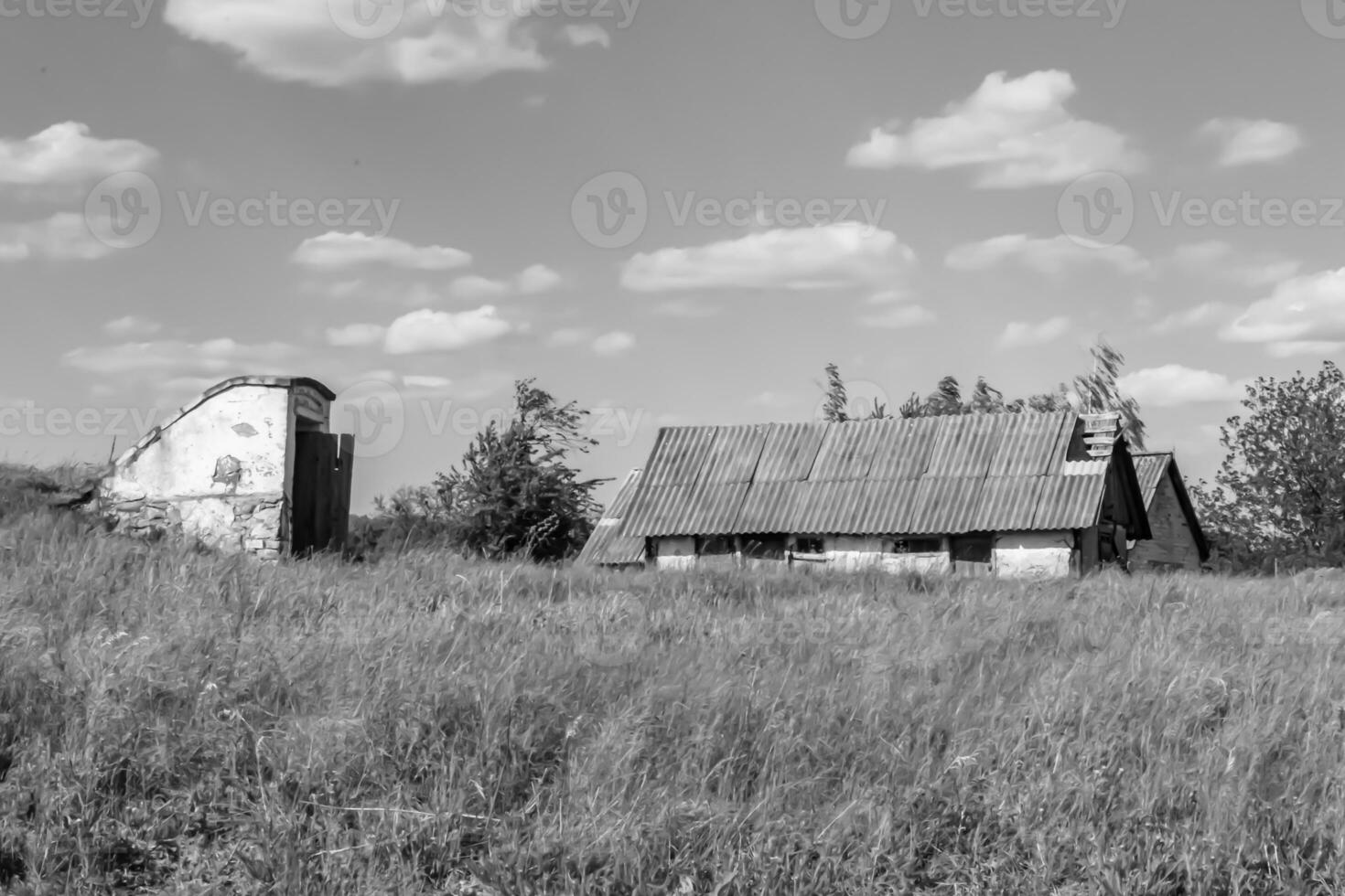 hermosa y antigua casa de campo abandonada en el campo sobre fondo natural foto