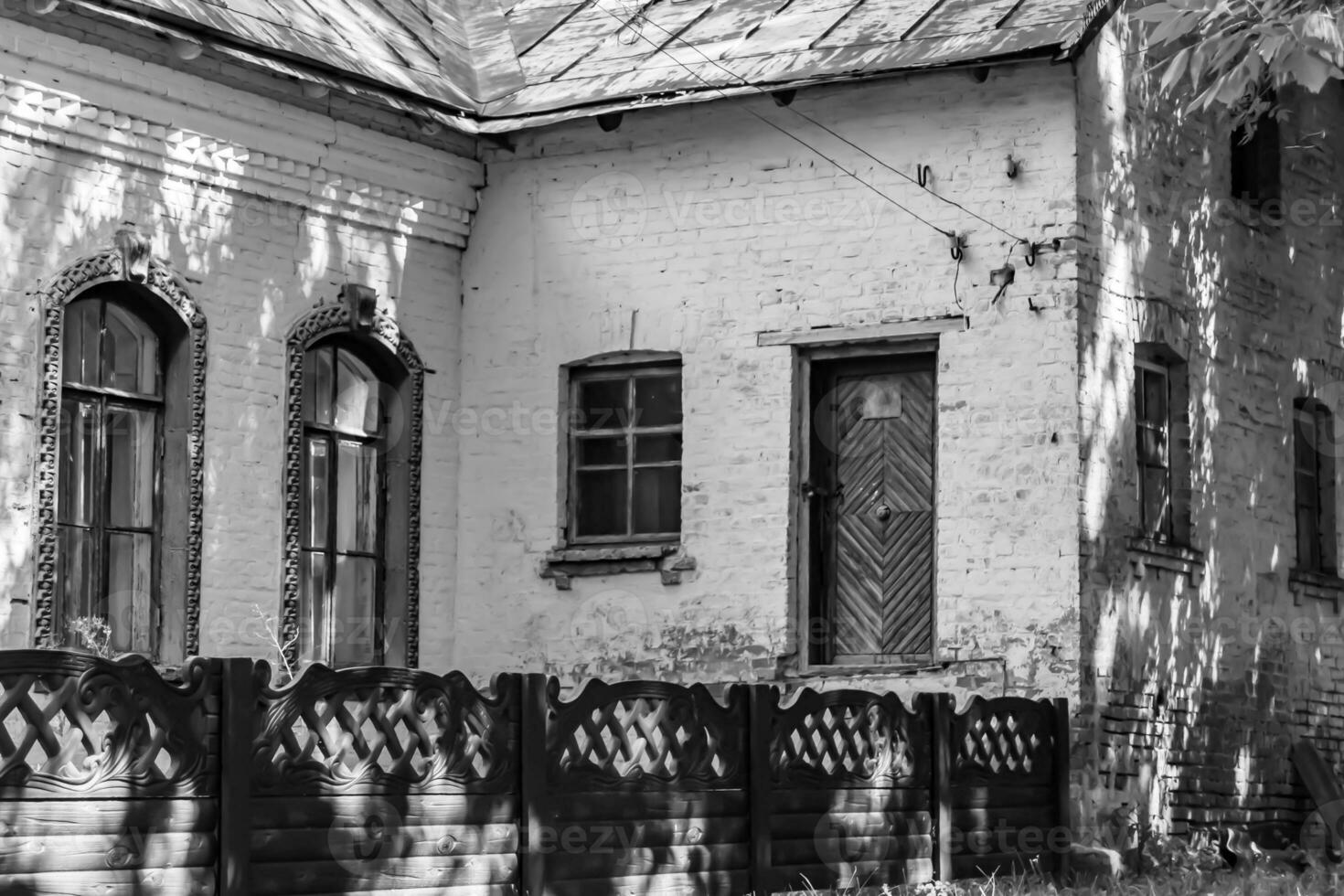 hermosa y antigua casa de campo abandonada en el campo sobre fondo natural foto