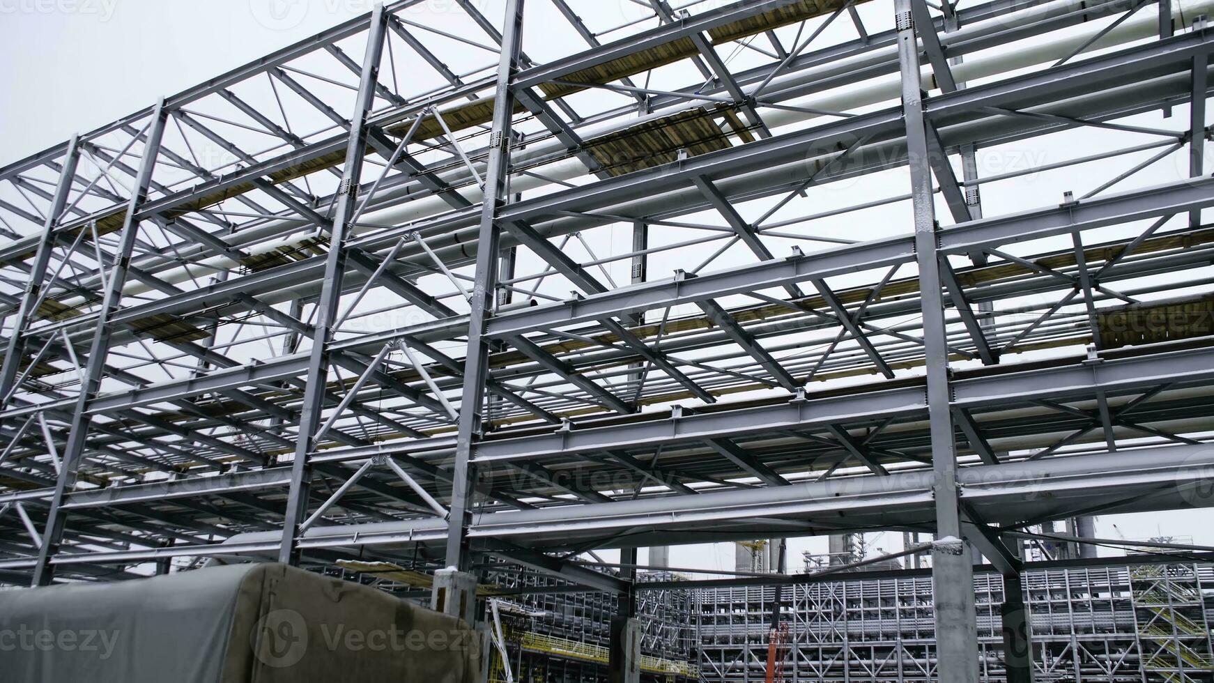 andamio instalación a un tanque con proceso estructuras de refinería petroquímico plantas en el antecedentes. grande acero estructuras para planta foto