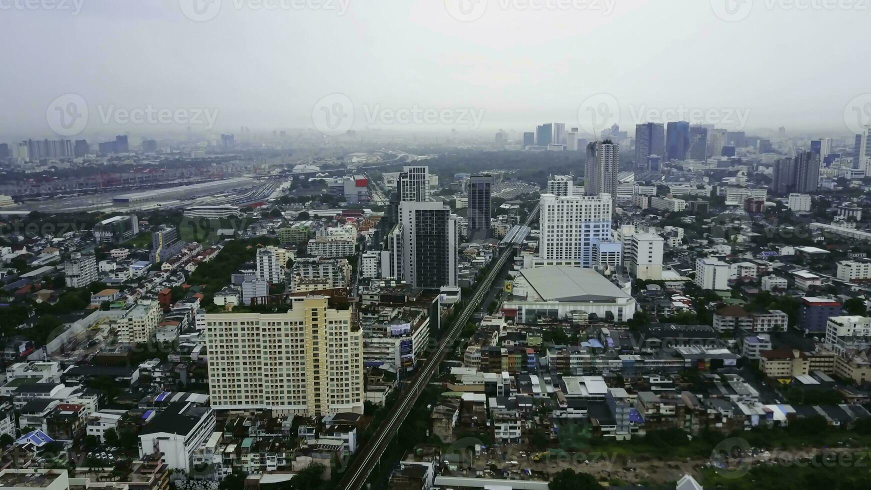 parte superior ver de rascacielos en un grande ciudad. paisaje urbano de ciudad en Asia tailandia parte superior ver de moderno ciudad en Tailandia foto