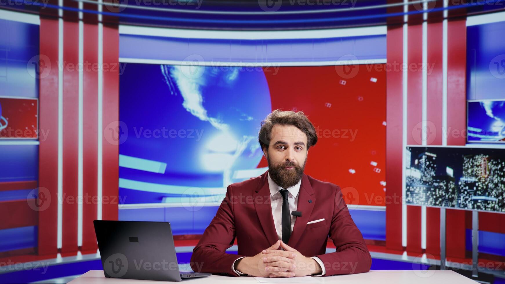 medios de comunicación periodista negociaciones acerca de Noticias segmento en En Vivo televisión, direccionamiento todos los días importante temas para anuncio publicitario. hombre reportero presentación rotura Noticias en televisión programa, haciendo telediario. foto