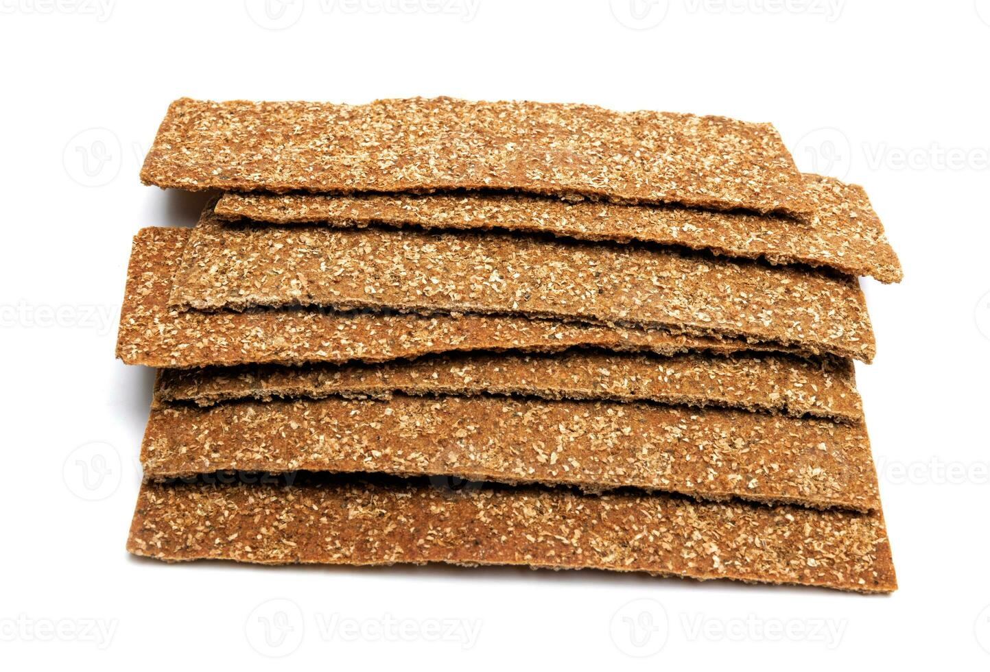 rebanadas de sano bajo calorías grano crujiente un pan para bocadillo y migas en blanco antecedentes. foto