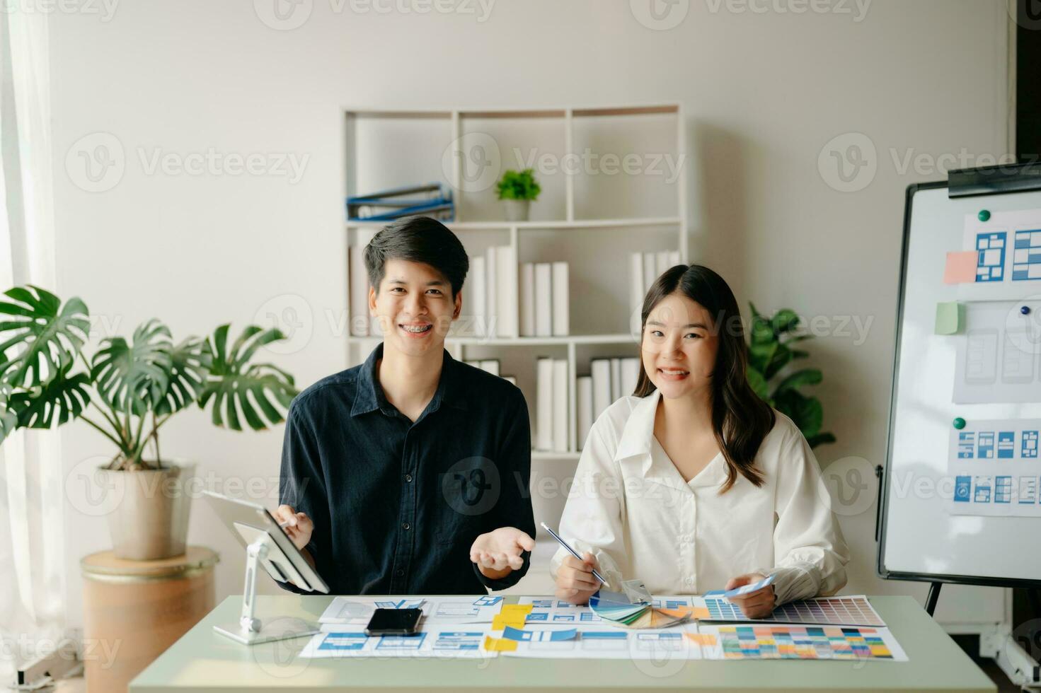 asiático empresario y mujer personas reunión en oficina. empleado idea genial y trabajo como equipo, plan y discutir proyecto por punto en papel y tableta. foto