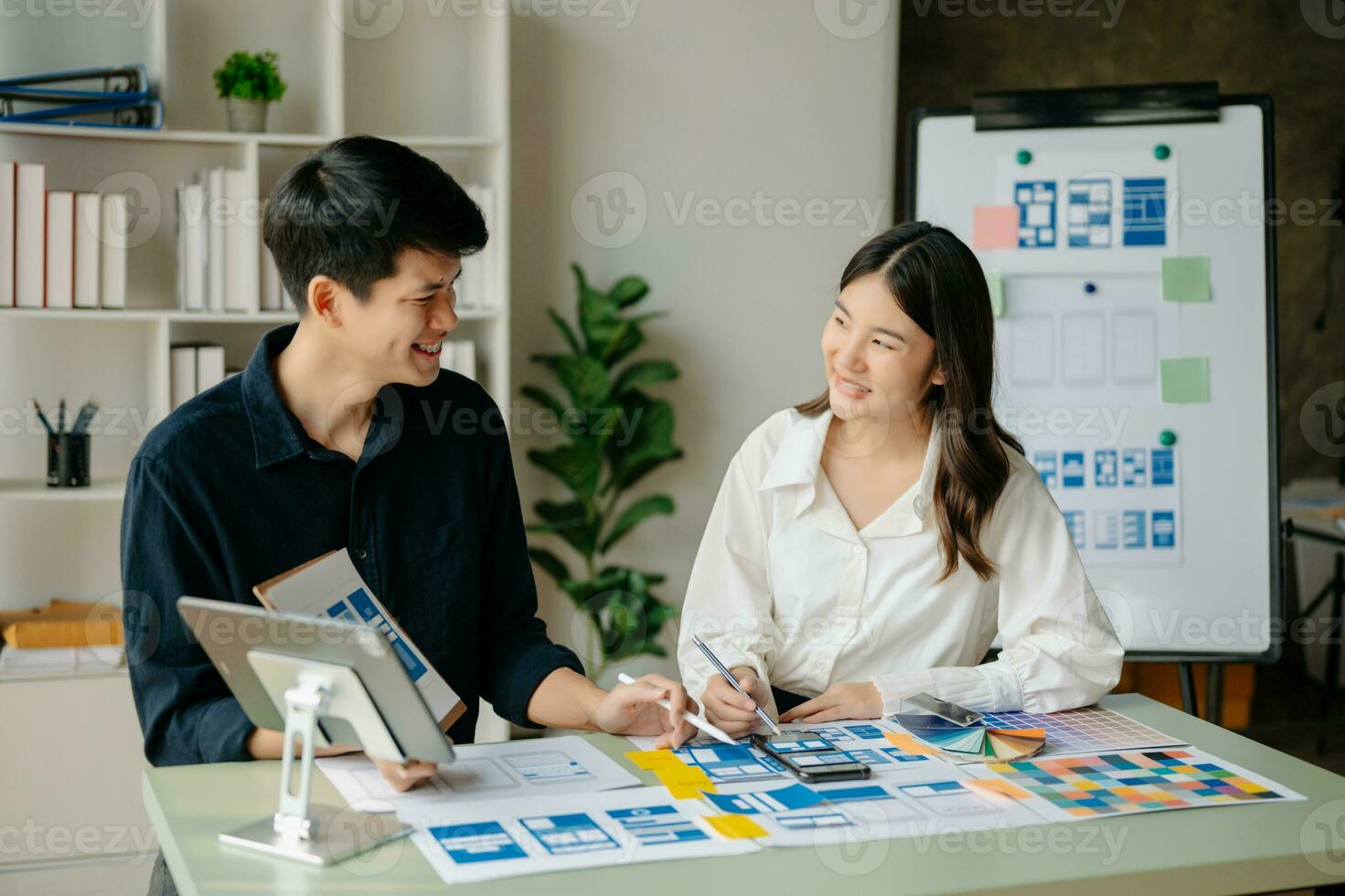 vista del equipo de desarrolladores de ui haciendo una lluvia de ideas sobre su proyecto con una computadora portátil, un teléfono inteligente y una tableta digital. agencia creativa de desarrollo digital. foto