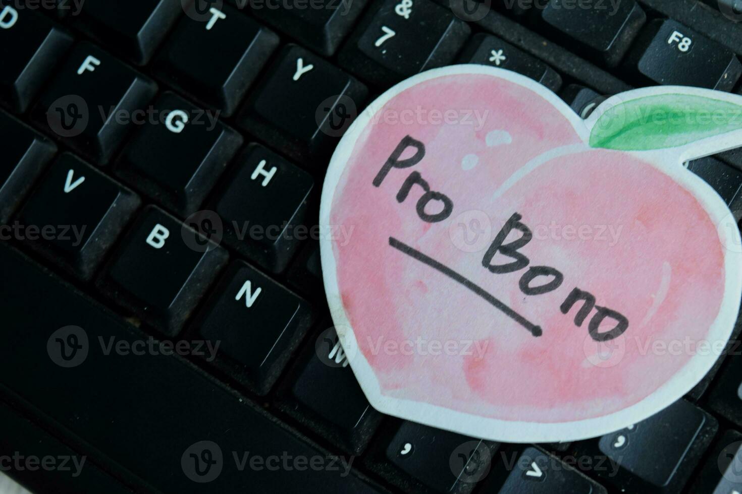 concepto de probado escribir en pegajoso notas aislado en teclado. foto