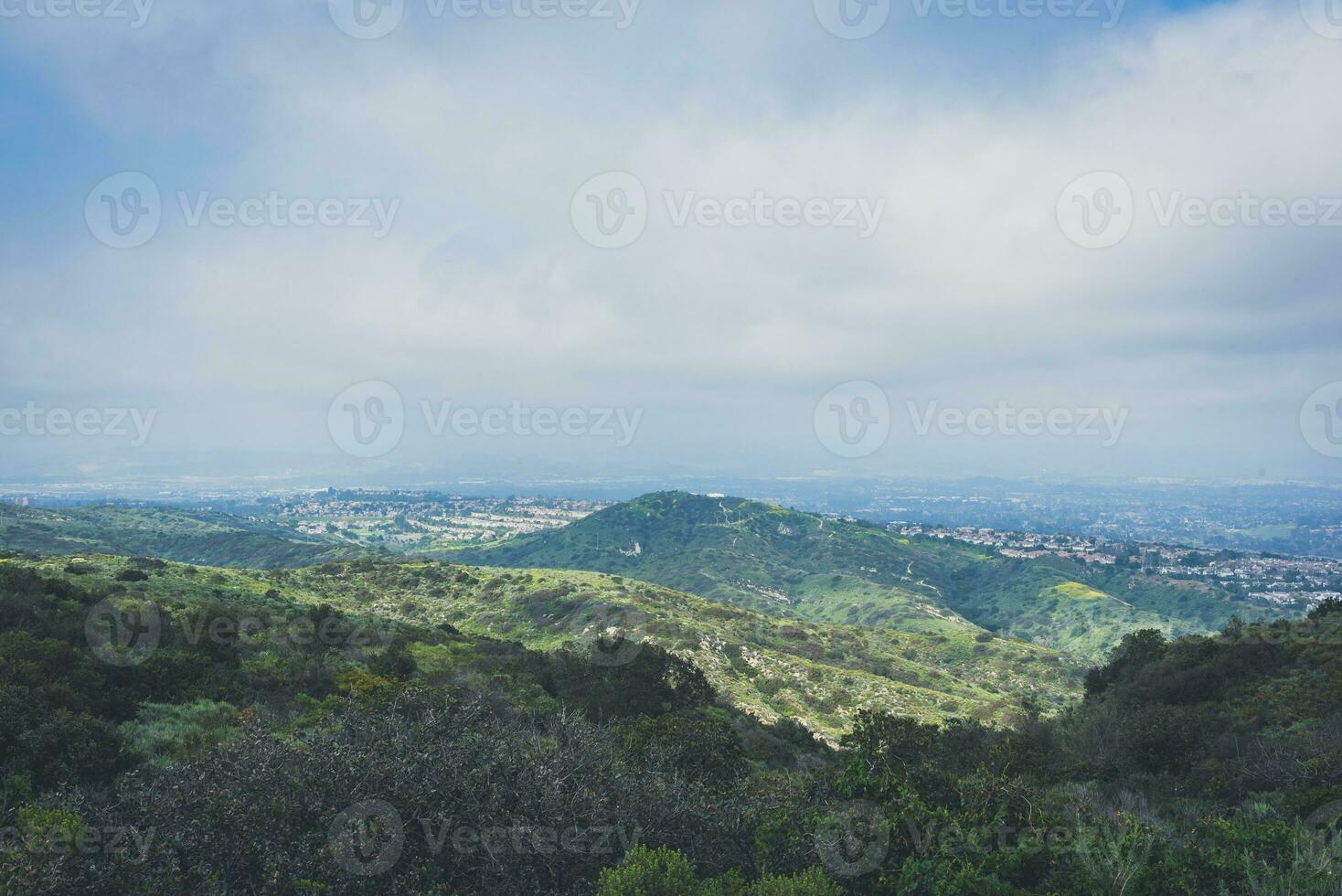 verde Valle debajo un azul nublado cielo foto