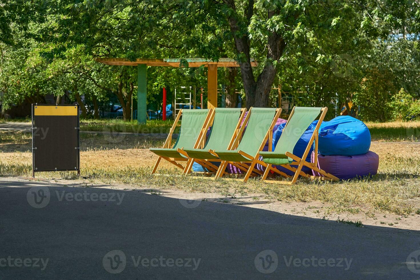 verano café con plegable sillas y asiento cojines foto