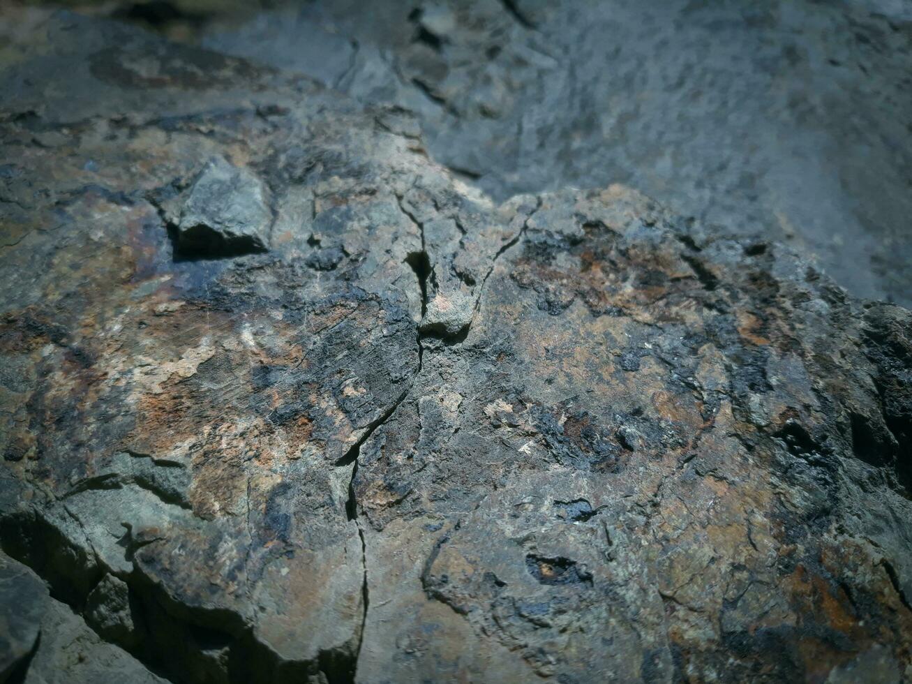 negro Roca antecedentes. largo negro Roca textura y texturizado sucio negro Roca pared. rock textura con grietas Roca loseta piso textura. antiguo pared textura resumen natural antecedentes. foto