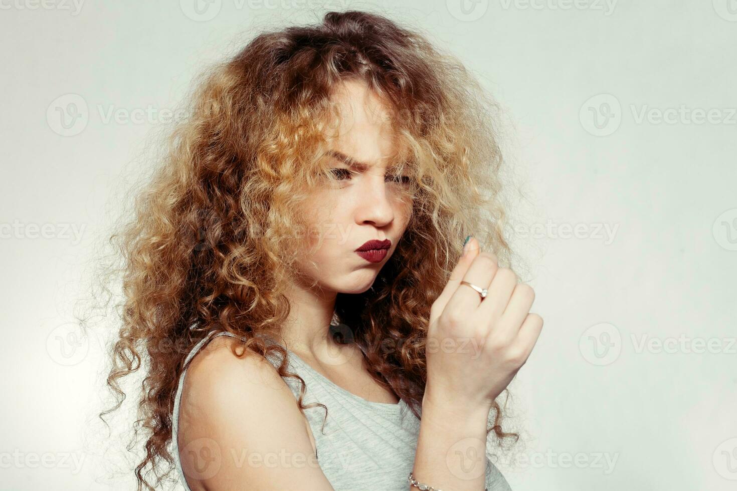 belleza joven mujer con Rizado grande y largo cabello. foto