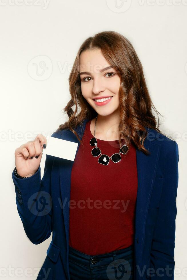 joven mujer de negocios demostración su blanco negocio tarjeta foto